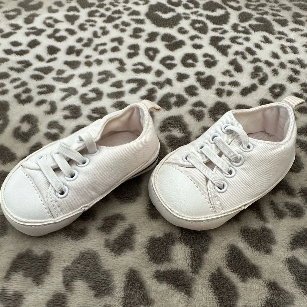 Old Navy Infant Sneakers Size 3-6 months